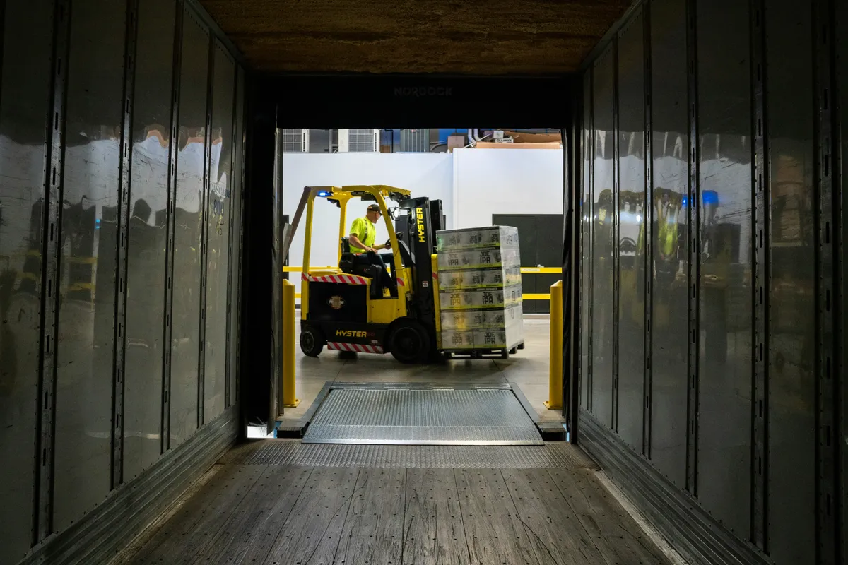 Heftruckchauffeur tijdens praktijktraining op de werkvloer